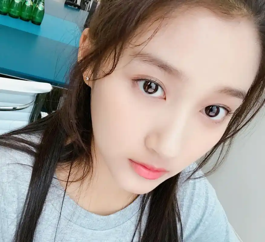 《关晓彤晒素颜照,皮肤超好,这样的颜你们羡慕吗?》