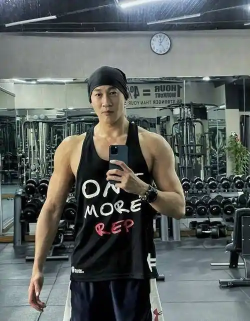 46岁何润东大秀肌肉,手臂强壮线条匀称,完全不输小鲜肉_健身_身材