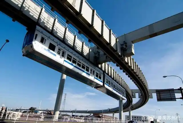 图3外国的悬挂式单轨列车