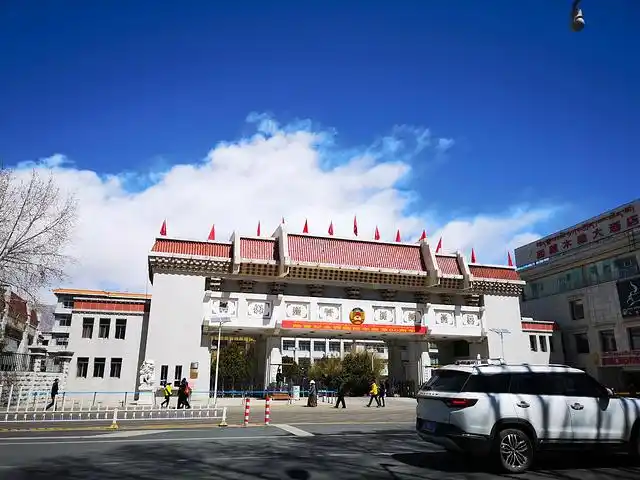 是拉萨著名的转经道和商业中心