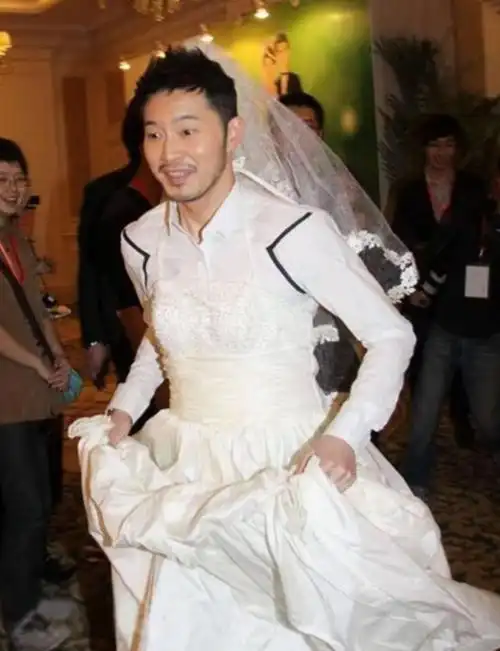 沙溢晒结婚照庆祝结婚十年,胡可颜值依然貌美,沙溢却一去不复返