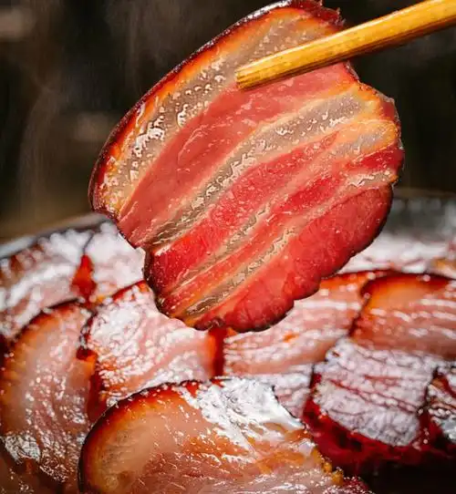 其中,最重要的过程是烟熏肉,若没把握好温度和方法,烟熏出来的肉,就会