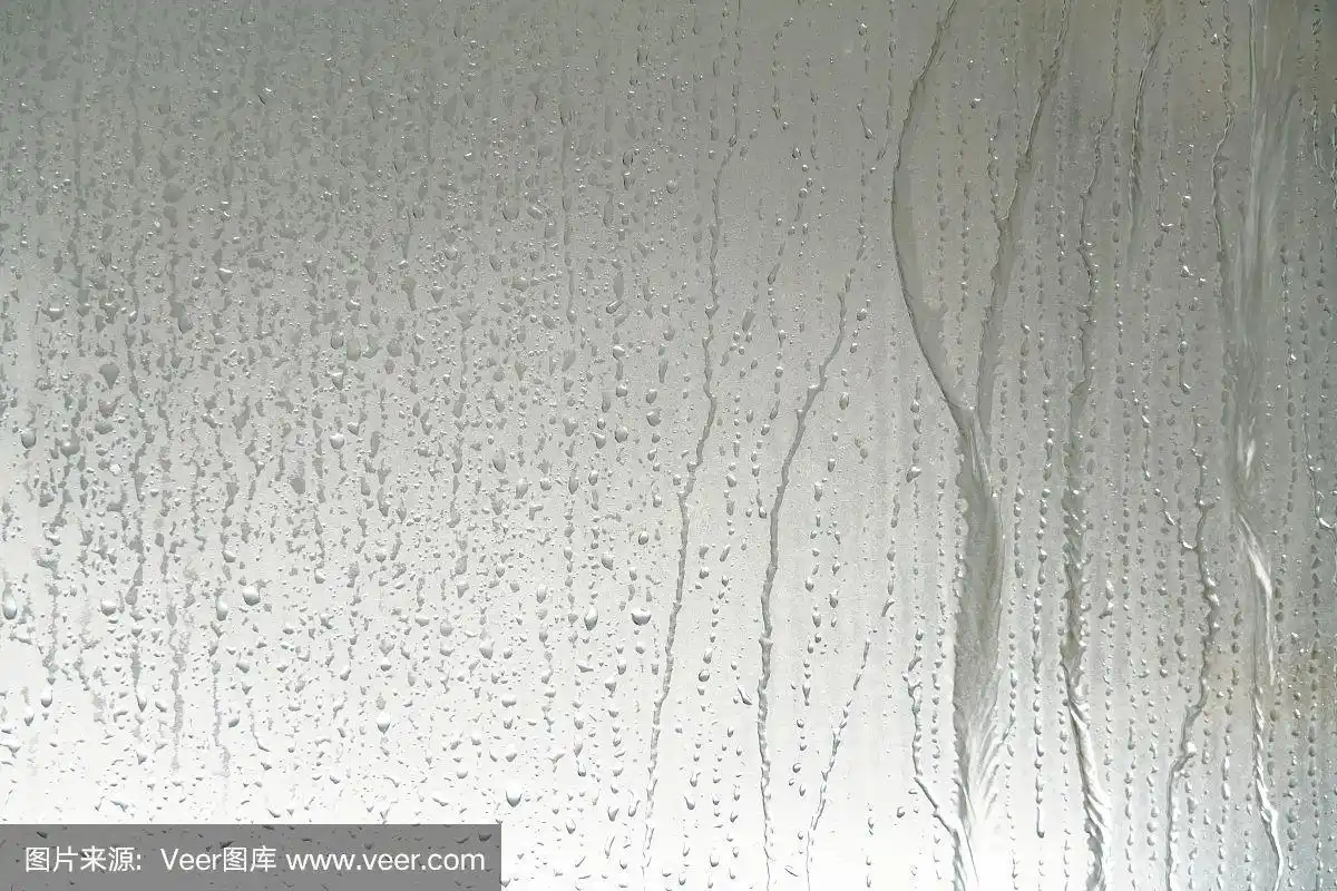 水滴在淋浴玻璃上