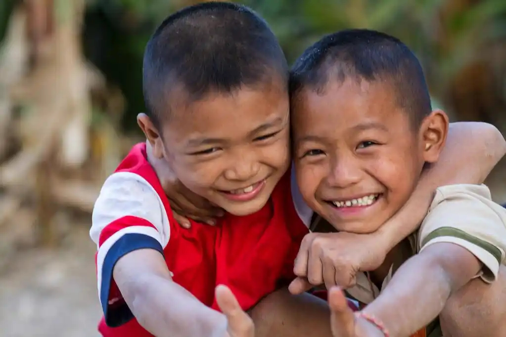 两个小朋友互相拥抱