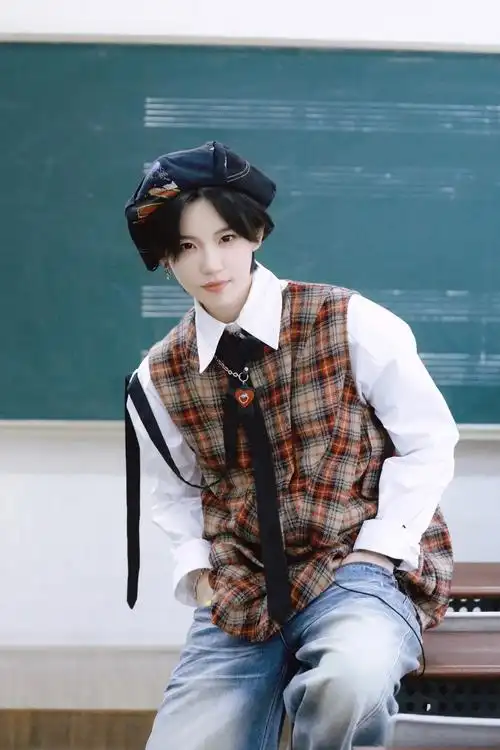 蝉鸣午后,教室一角,聆听耳机里青春飞扬 陆柯燃