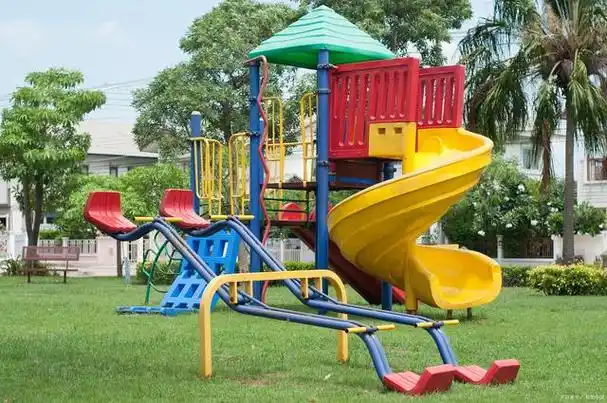 是幼儿园组织儿童课外活动的主要游乐设施,常见于幼儿园户外活动区域