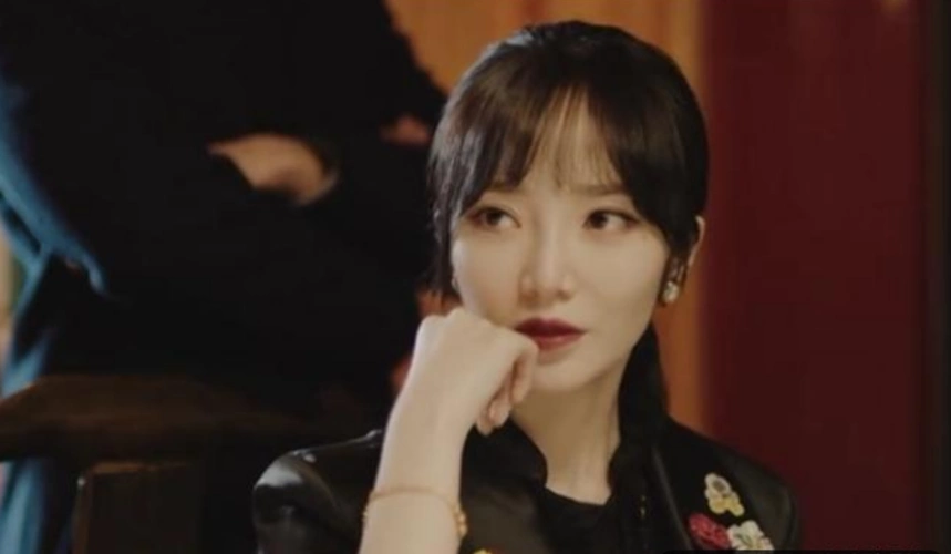 这个人就是尹南风,张日山就是住在她的新月饭店,两个人像亲人也像爱人