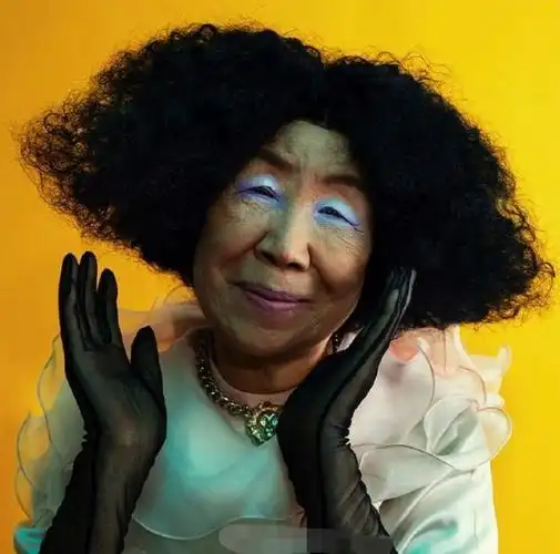 金秋十月带北京游客在张家界吓到花枝招展高和宽同比例的韩国大妈