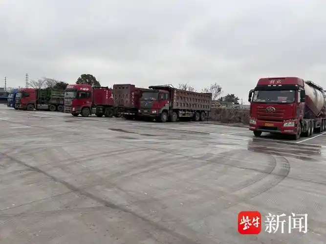 货车各种"花式违停",丹徒交警开展整治"清扫"行动_高资镇_停车场_车辆