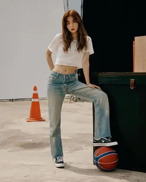 姜涩琪的身材比例太好了,黑色紧身裙搭黑色匡威,逆天长腿惹人羡