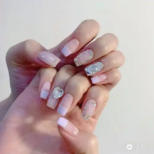 法式钻饰美甲图片