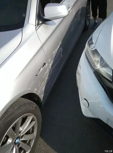 【图】今天撞了,右前角撞上宝马5_飞度论坛_汽车之家论坛