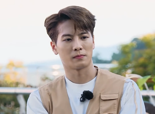 6月26日王嘉尔来到了《奔跑吧》做客,他第一次参加跑男粉丝们早就在