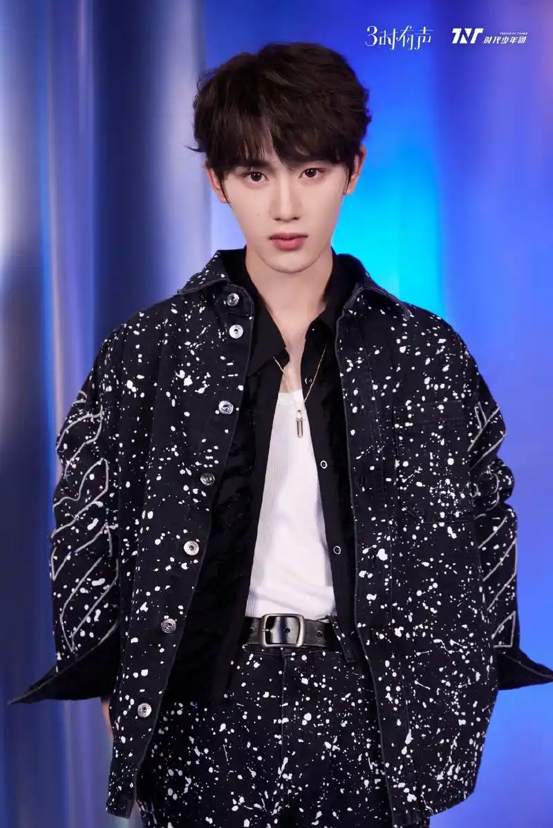 组图:时代少年团三周年团体写真 黑色系造型时尚感满满