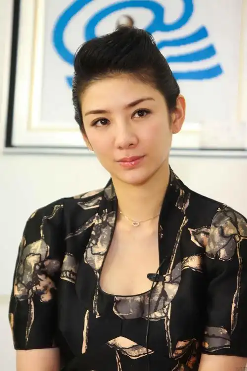 讨得观众喜欢,不过在2009年8月,黄奕和富商姜凯相识41天便传出婚讯