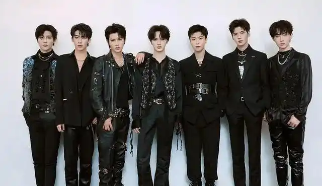 黄明昊曾是男团nine percent跟乐华七子next的成员之一,等到后来男团