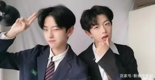 几乎不能分辨谁是谁,据她们的忠实粉丝说刘梦的痣在额头上,刘蓓的痣在