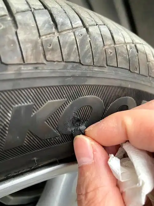 丰田卡罗拉 轮胎刮到了,这样需要换轮胎吗?