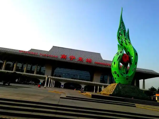 我们出了南宁南站以后,立刻转地铁去到预定的酒店.华灯初上的南宁