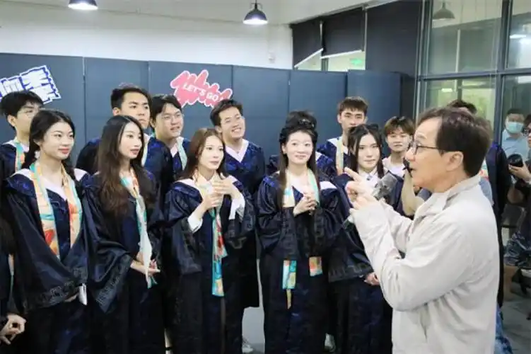 你好未来武汉一高校影视传媒学院举行毕业活动