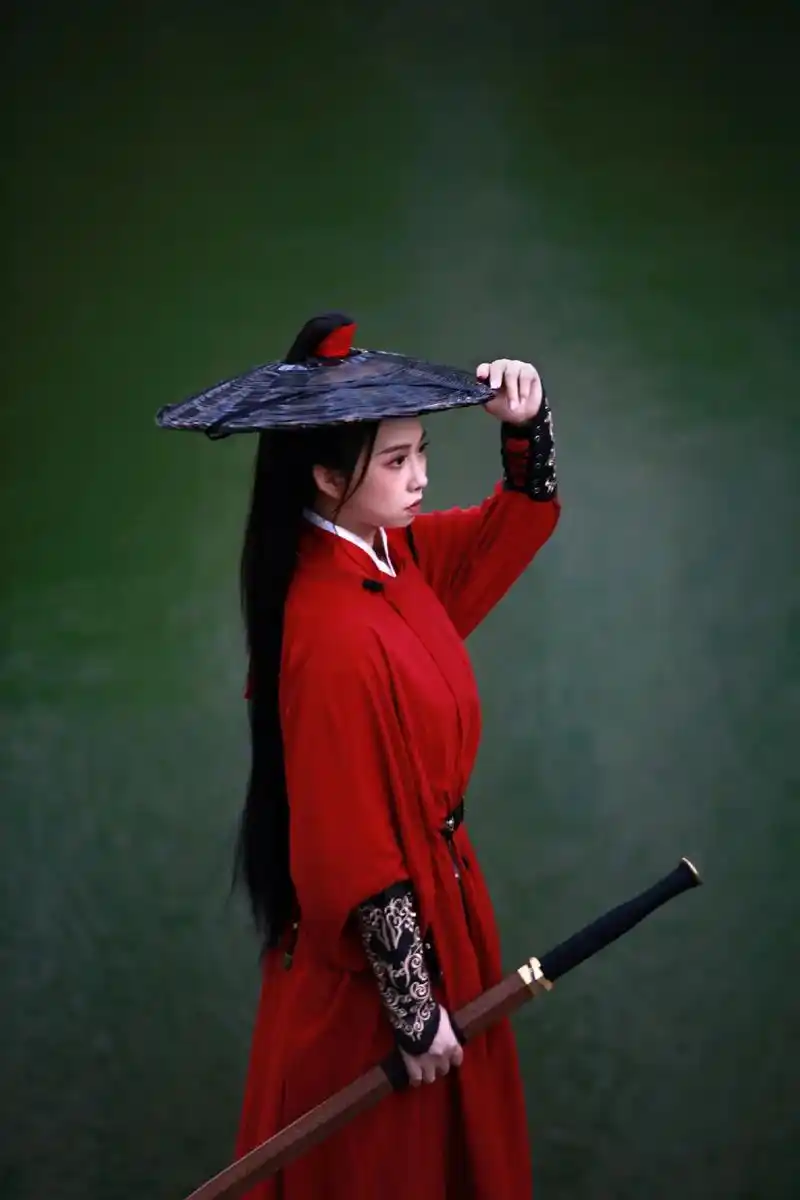 女生到西安穿汉服做侠女妆造,体验变装演绎江湖古风红衣女侠离别意