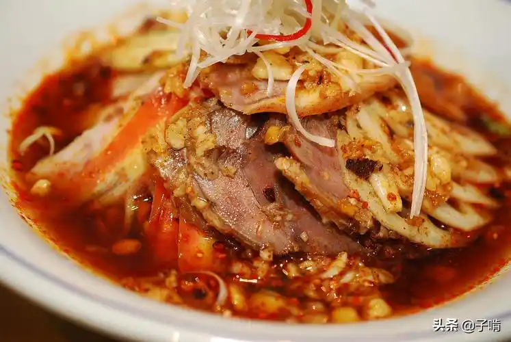 有卤牛肉,炝莲菜,肘花肉,上面浇的醋汁,还有油泼辣子,美滋滋的.