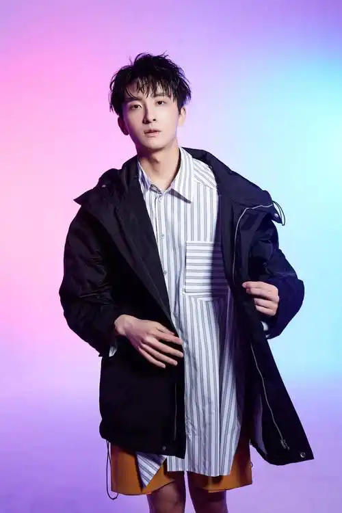 牛骏峰写真大片出炉 不羁少年演绎秋日混搭风