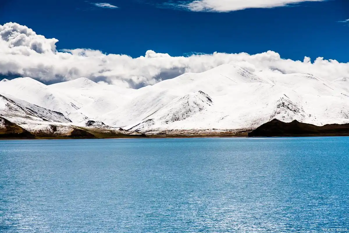 西藏羊卓雍错:西藏圣湖的绝美风光  位于青藏高原上的羊卓雍错是中国