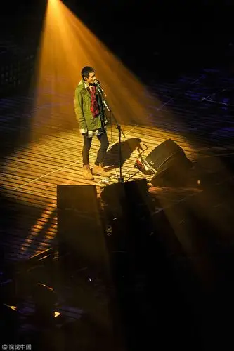 朴树"好好地ii"演唱会北京收官 抱吉他弹唱姿态潇洒迷人