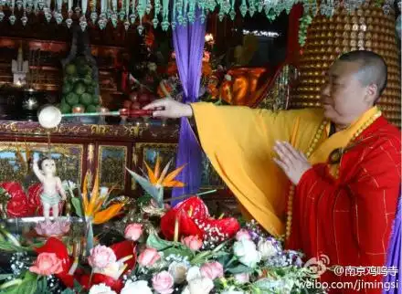 古鸡鸣寺住持莲华法师领众浴佛