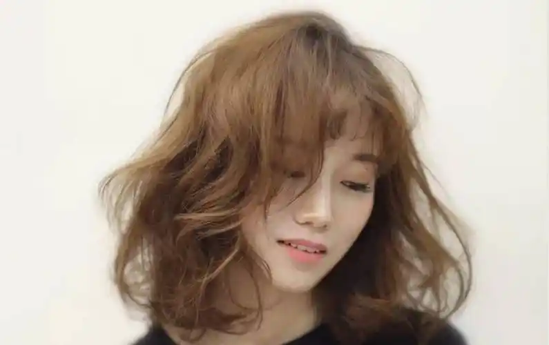 彰显女性魅力含有米色较多的亮色调有染烫损伤的头发也可以烫出有魅力