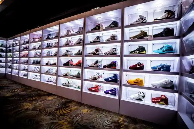 「球鞋拍卖」上央视!没见过的「科比套装」拍出天价