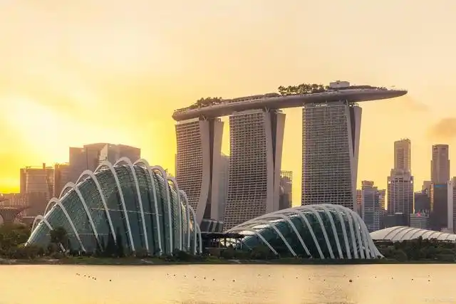 新加坡鱼尾狮是新加坡的标志性建筑和旅游胜地,它的由来可以追溯到20