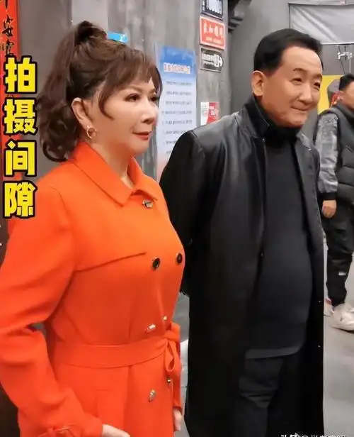 62岁蔡明近照引争议!亮相保定菜市场,嘴巴鼻子太僵硬,容貌大变