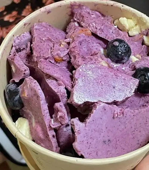 里面能吃到荔枝肉和杏仁,料超多08蓝莓味的里面有新鲜蓝莓和芝士块