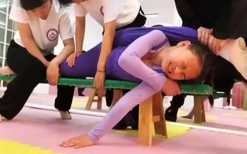 6岁女孩被老师强制压出一字马,女孩流泪痛哭,舞蹈生之路太艰难