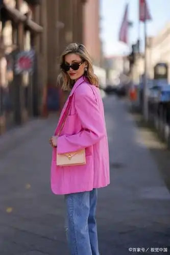 时尚街拍:粉色西装搭配牛仔裤清爽帅气
