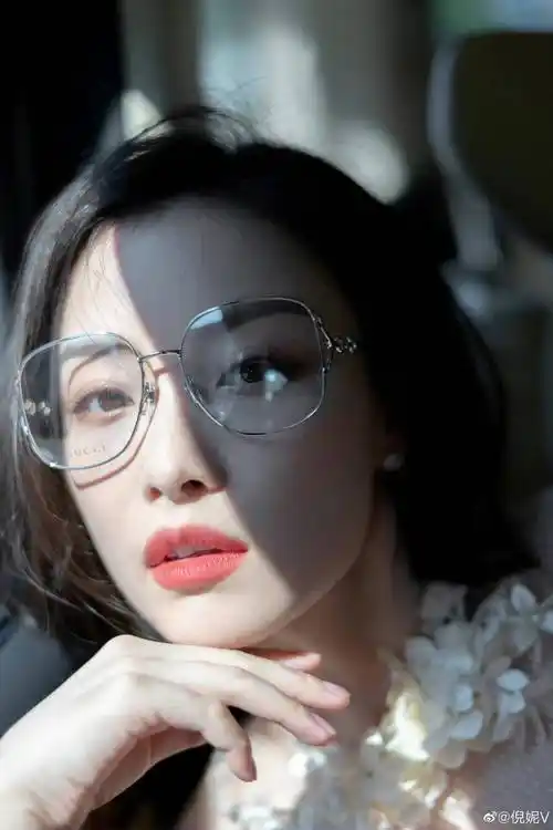 倪妮车内氛围感大片好绝大美人怎么拍都美