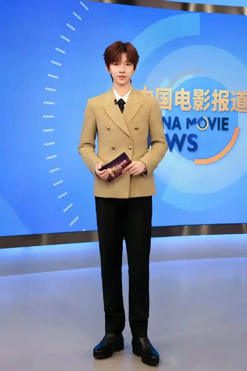 央视果然是顶级审美.#青年主持人贺峻霖 #西装杀 #贺峻霖 - 抖音