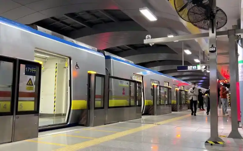 【北京地铁】13号线h419车组驶出霍营站 / 2022年10月22日