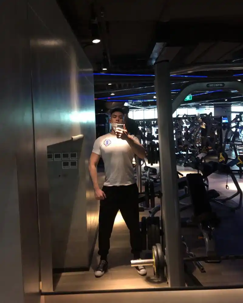 在健身房自拍运动打卡的肌肉帅哥,有你喜欢的吗?