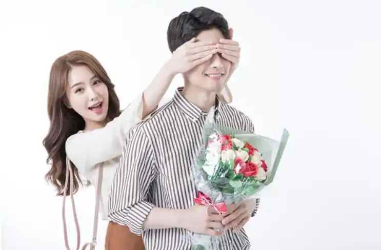 情侣久别重逢先抱后亲还是带好行李检票乘车