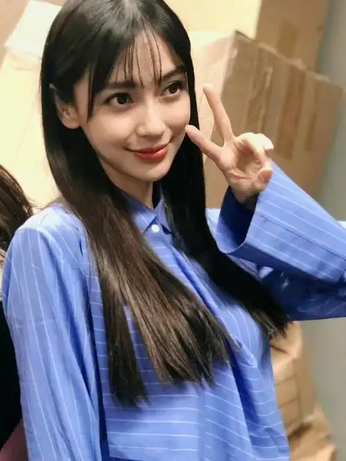 杨颖的颜值一直没咋变,生图和精修图一样美,穿衬衫挺有学生气质