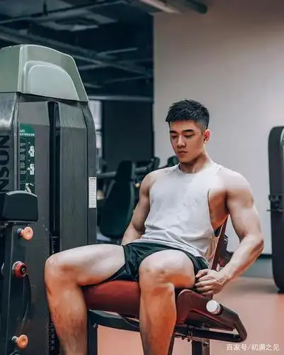 小鲜肉看似文静,却是运动达人,肌肉和线条犹如雕琢的艺术品