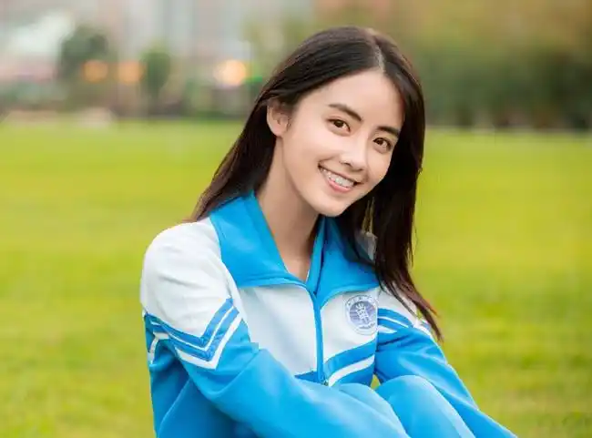 章乐韵撞脸孙艺珍对比照曝光然而章乐韵与姐姐章乐诗并不像