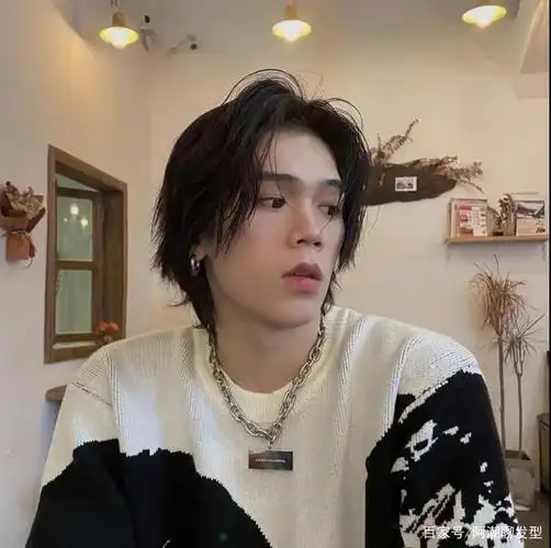 4,男生日系中长发