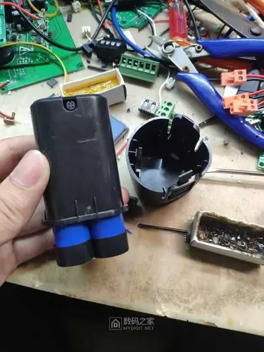 这个12v手电钻电池能无损拆开吗