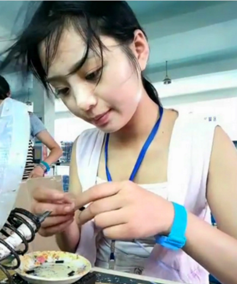 实拍在工厂内上班的农村姑娘,工作不分高低贵贱!