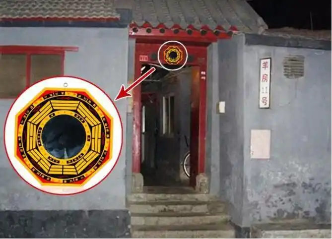 大门口挂八卦镜好吗,对门邻居挂八卦镜子对我有没有影响?