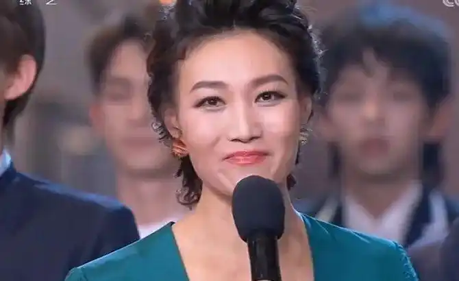 央视的女主持人气质一如既往的好,董卿朱迅李思思等人一站出来就是"